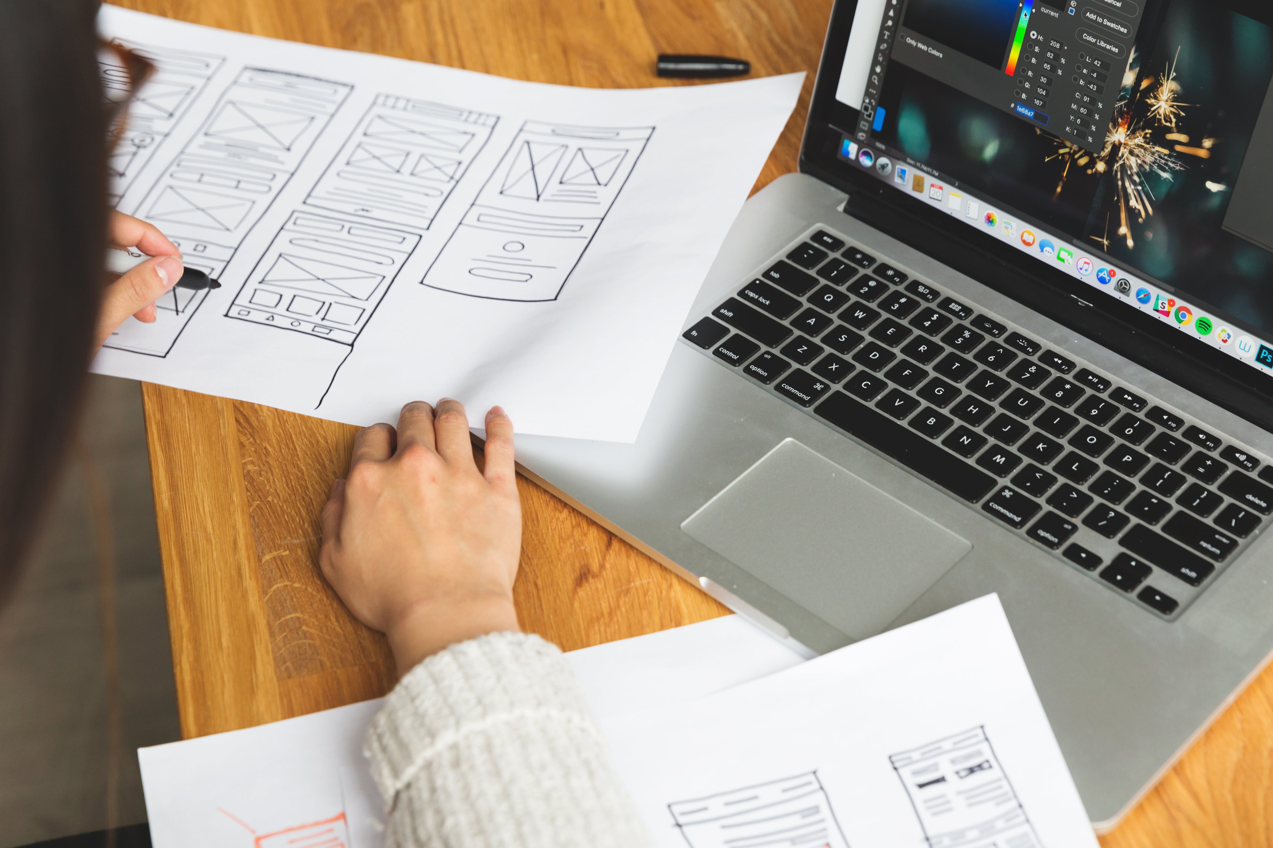 Designerin prüft Wireframes - App Design und UX/UI