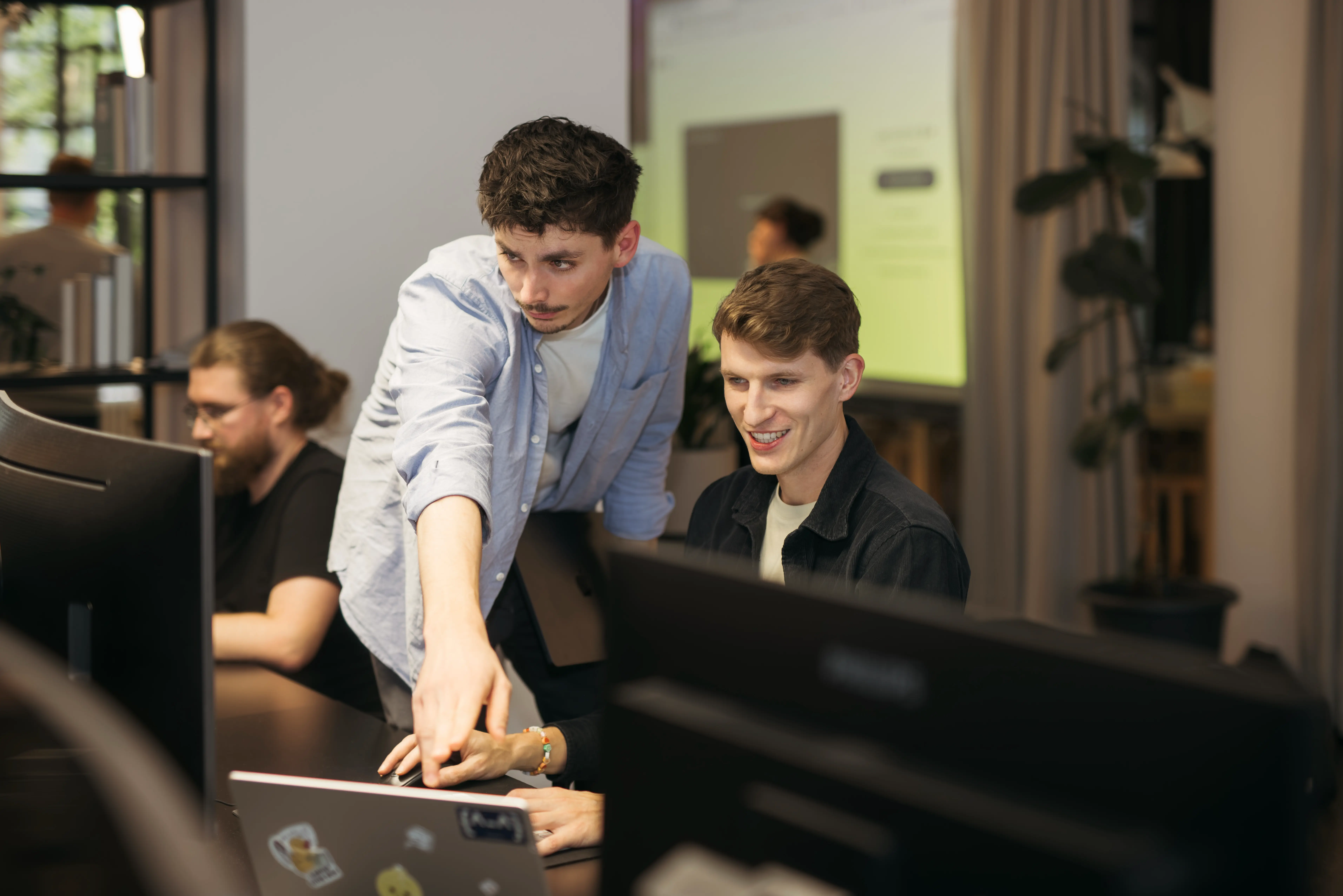 allaboutapps Team bei der Arbeit - App Entwicklung
