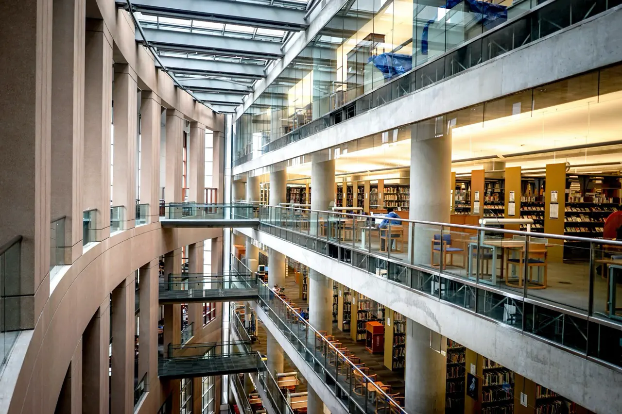 Architektur öffentliches Gebäude - Digitale Services für den öffentlichen Sektor