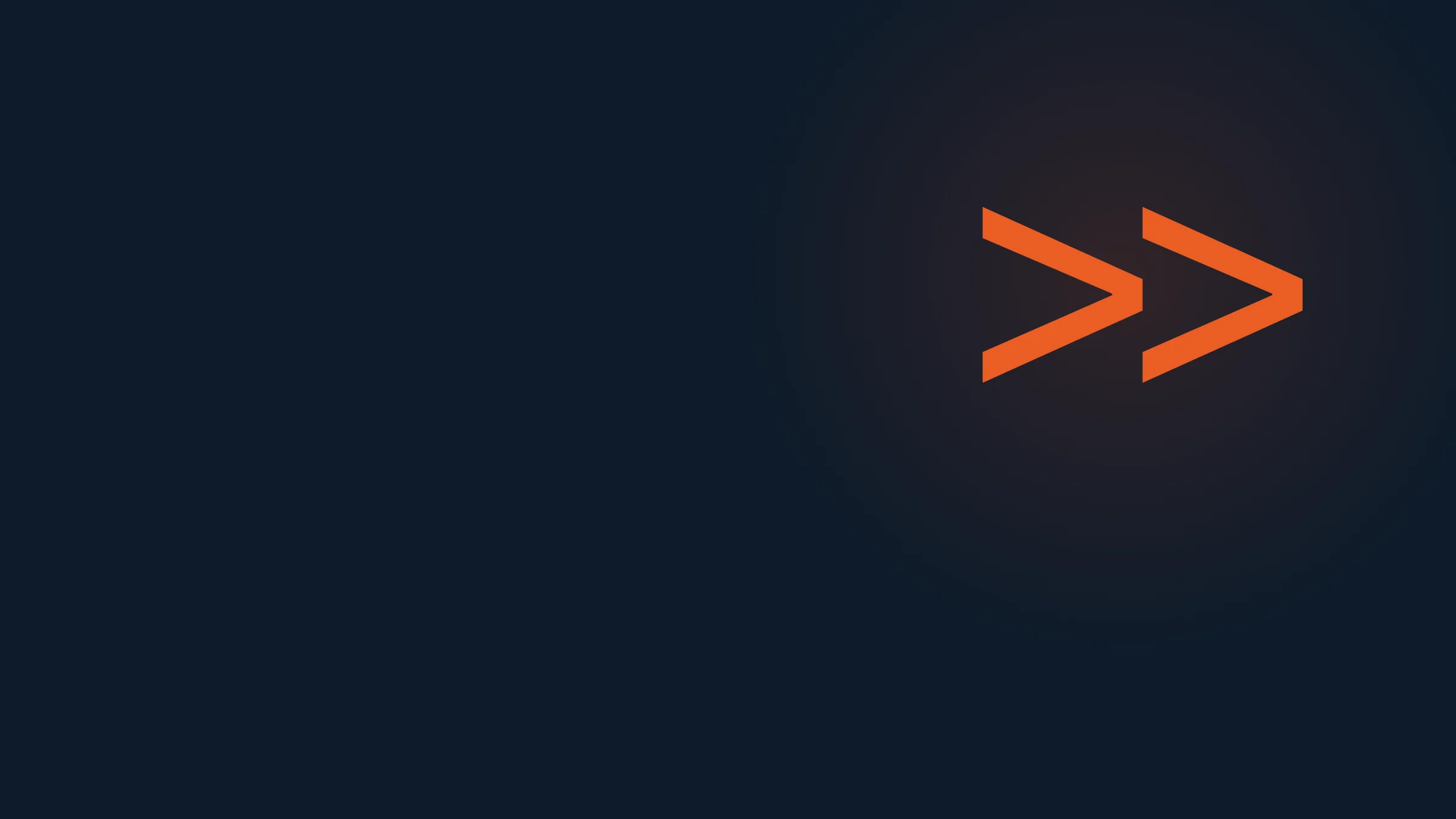 Orangefarbener Doppelpfeil auf dunkelblauem Hintergrund, Titelbild zum Artikel Software entwickeln lassen mit KI