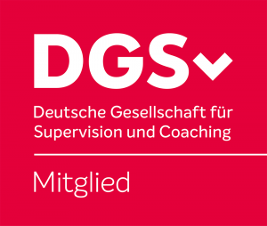 Logo der Deutschen Gesellschaft für Supervision und Coaching mit dem Wort Mitglied darunter.