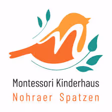 Logo von Montessori Kinderhaus Nohraer Spatzen mit orangefarbenem Vogel und grünen Blättern