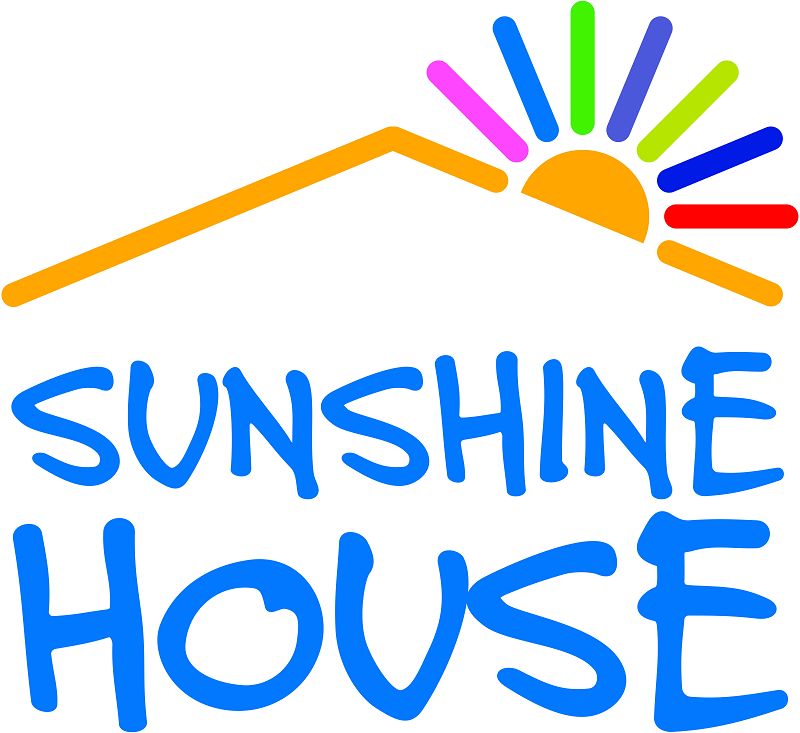 Buntes Hausdach mit Sonne darüber und dem Text Sunshine House in blauer Schrift.
