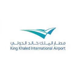 Logotipo del Aeropuerto Internacional Rey Khaled con un diseño estilizado en azul y verde.