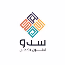 Logotipo de Sadou con patrón geométrico de colores y texto en árabe.