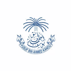 Logotipo con un árbol estilizado encima de texto en árabe y una cinta con el nombre Yusuf Bin Ahmed Kanoo.