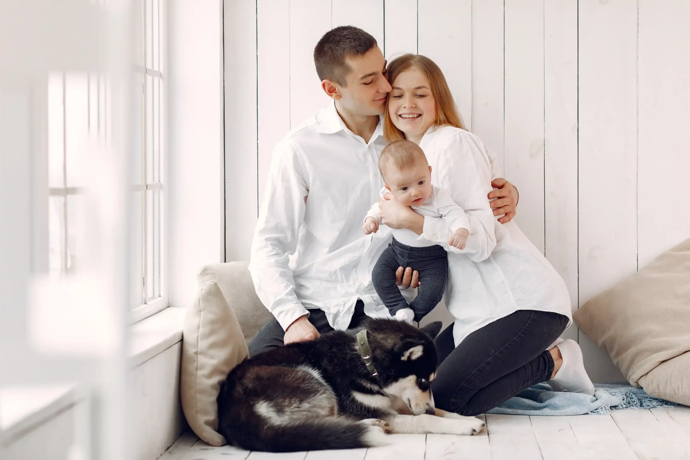 un portrait familial avec un bébé un un husky
