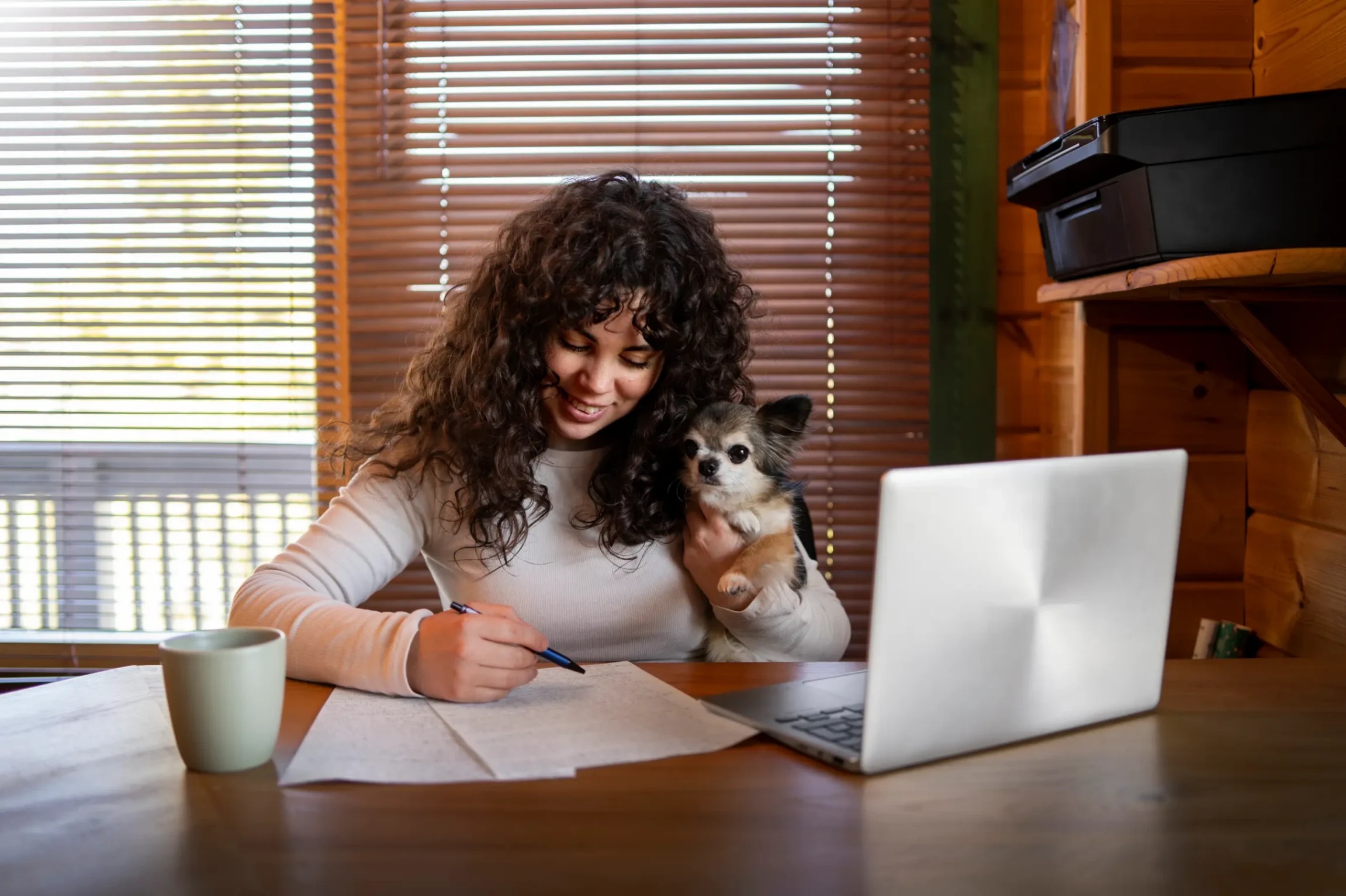 dame qui souscrit une assurance pour son chien