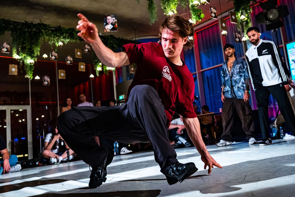 Foto van bboy stepper aan het breaken in een battle met the Militia crew