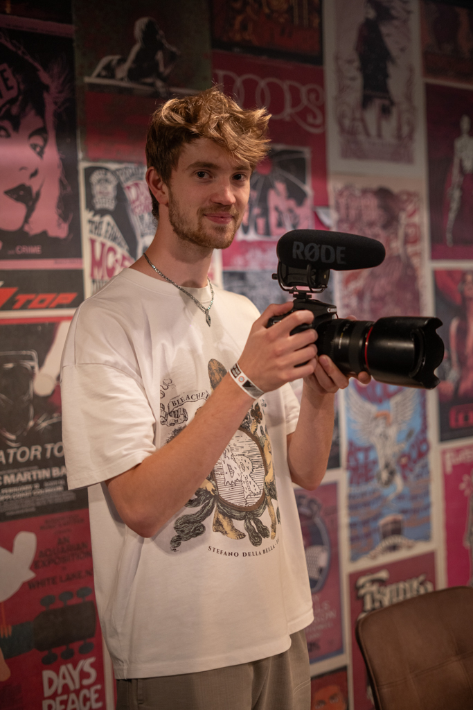 Foto van Stagiair aan het filmen in de Vorstin Hilversum