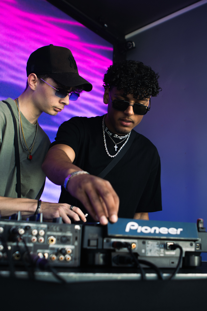 Foto van 2 dj's die draaien voor Dynamic Arts tijdens koningsdag in Huizen