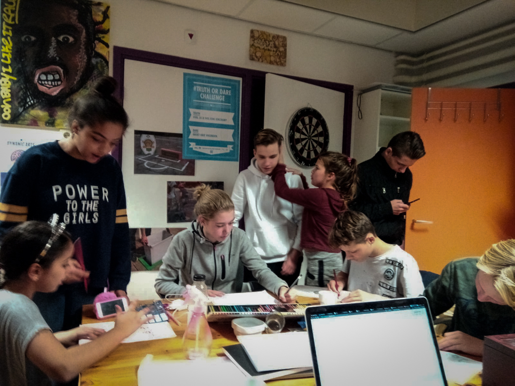 Foto van jongeren in het jongerencentrum van Dynamic Arts in Laren