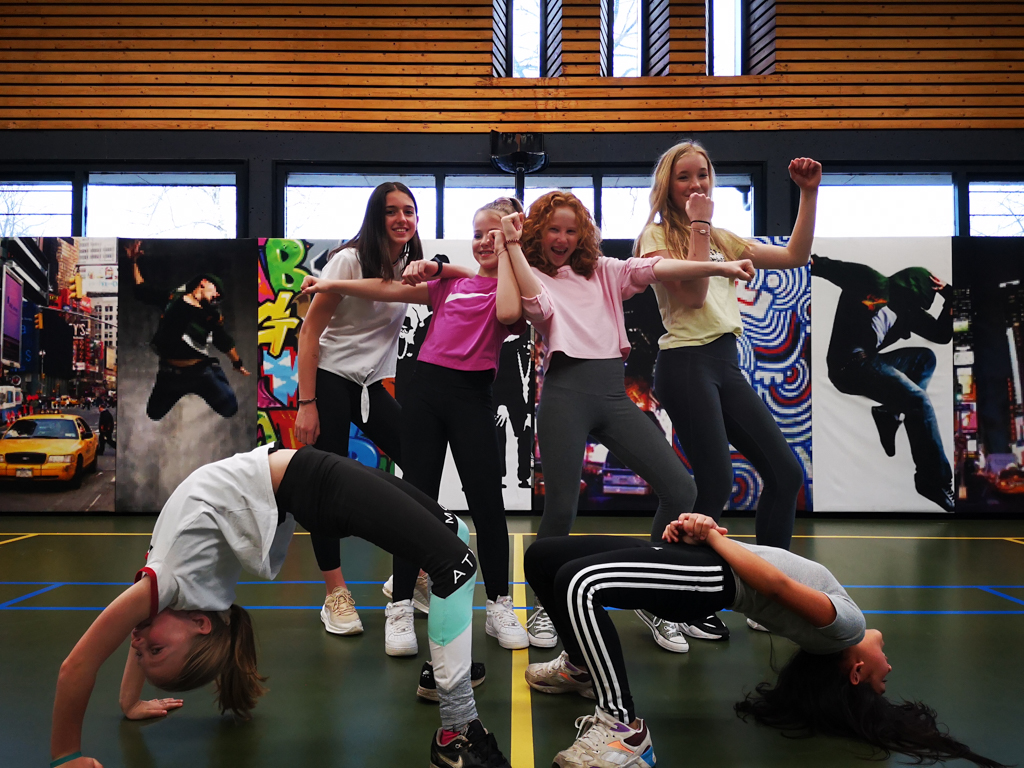 Foto van meiden in de danszaal bij Dynamic Arts in Huizen