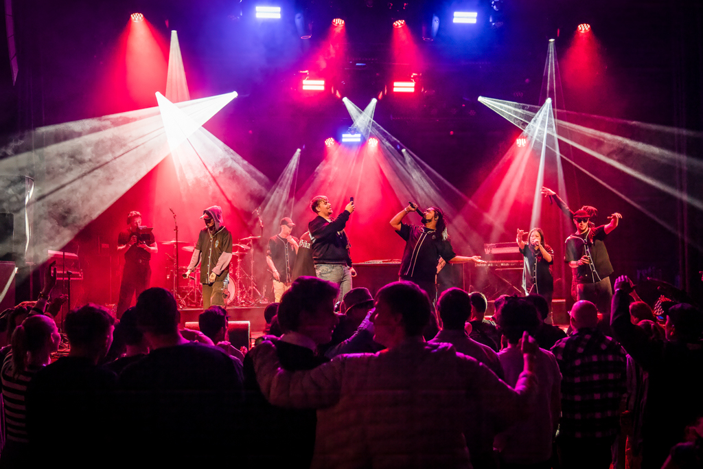 Foto van de Gooische Woordenaars on stage