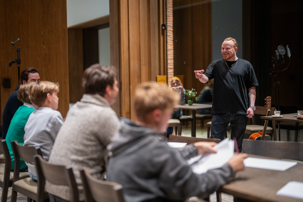 Foto van een rap workshop door Dynamic Arts