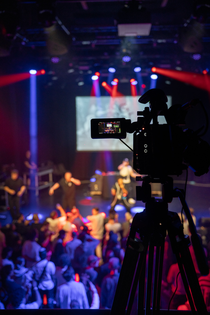 foto van een camera met publiek bij het Summer Sickness festival van Dynamic Arts in Hilversum