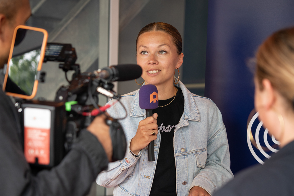 Foto van een interview met de stadsdichter van Hilversum tijdens Summer Sickness festival van Dynamic Arts