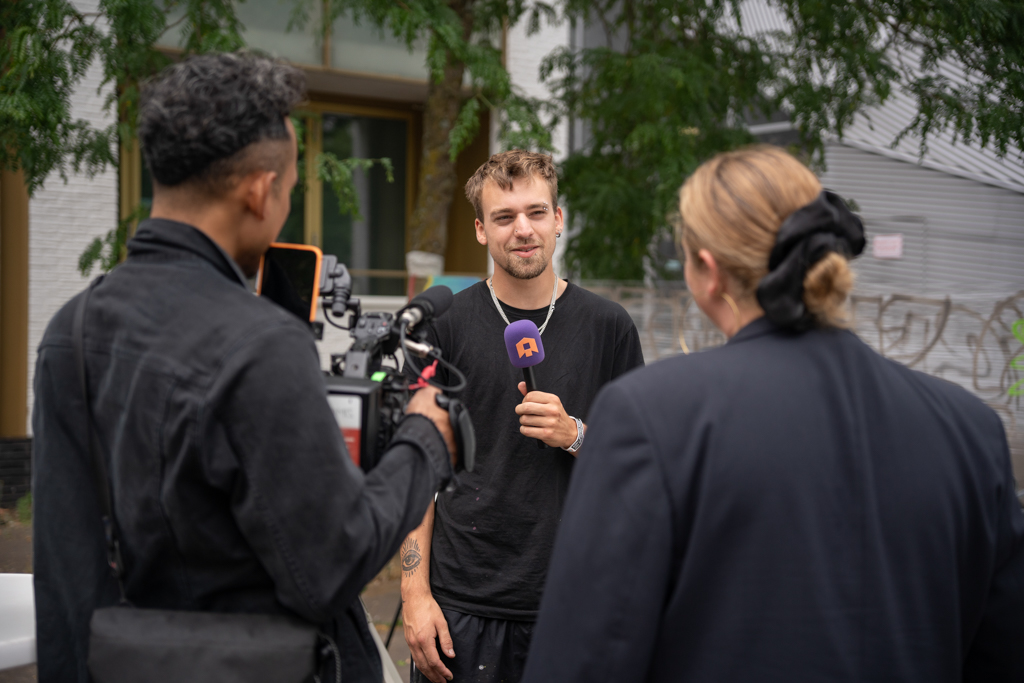 Foto van een interview door Dynamic Arts voor het Summer Sickness festival in Hilversum