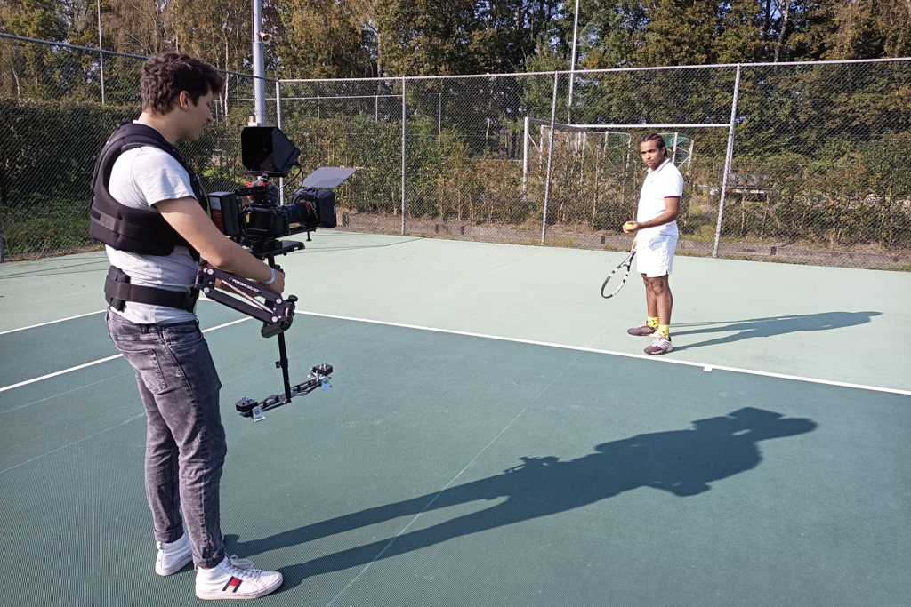 Filmshoot van Dynamic Arts voor de Gooische Woordenaars op een tennisbaan