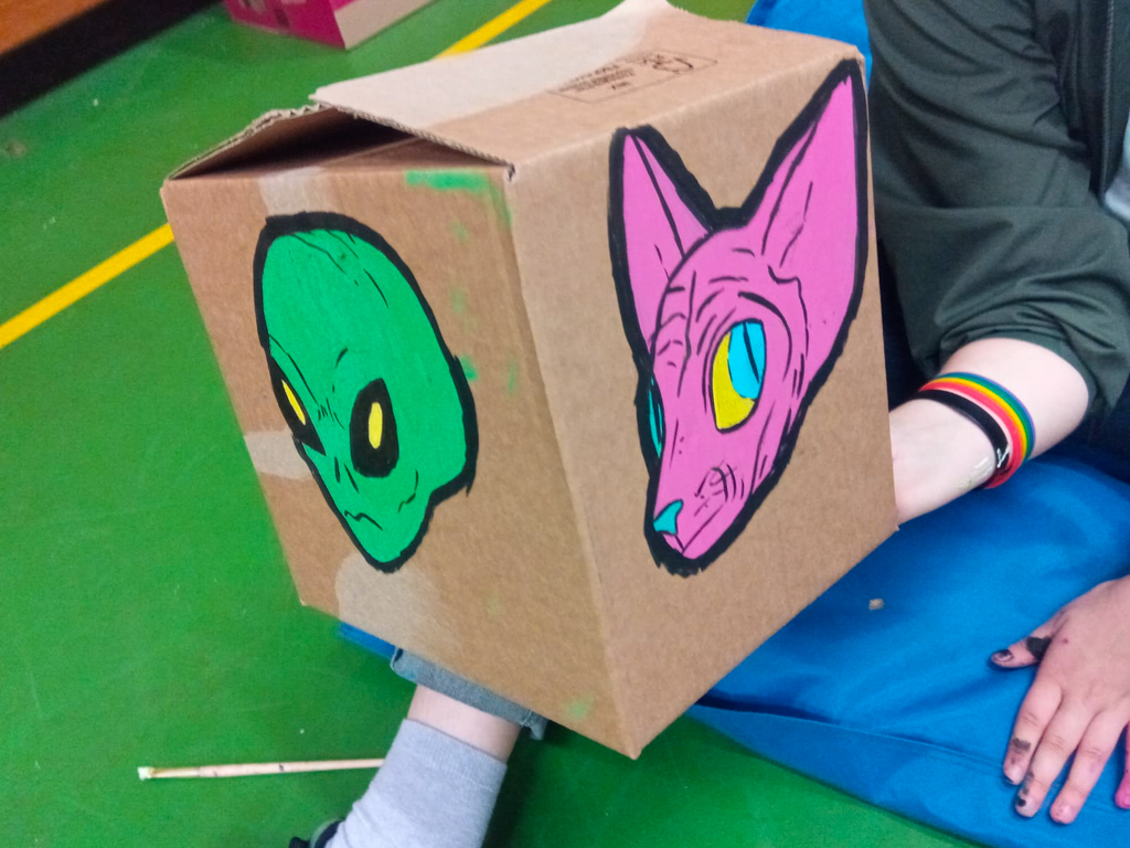 schilderijen op een kartonnen doos gemaakt door een Dynamic Arts kunstenaar
