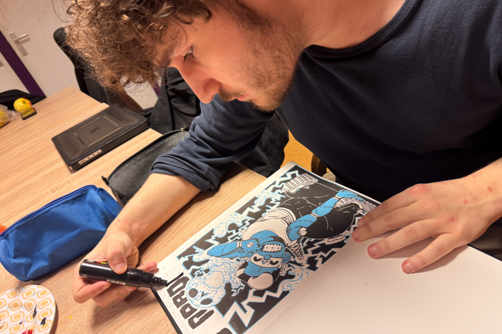 foto van jonge kunstenaar die zijn kunstwerk maakt bij Dynamic Arts in Laren
