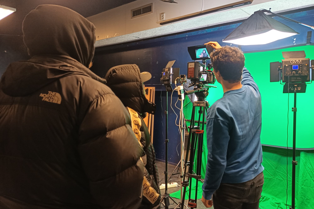 Foto van een filmshoot van Dynamic Arts met green screen en belichting