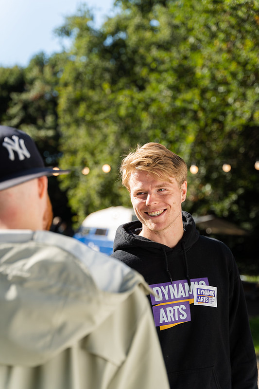 Foto van bboy Ollie die lacht richting een danser uit zijn crew