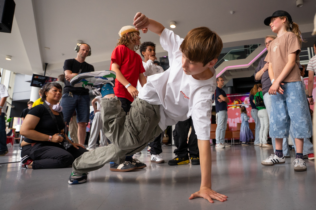 Foto van een jonge breaker bij de FunkyFeet Kids battle in de VUE in Hilversum