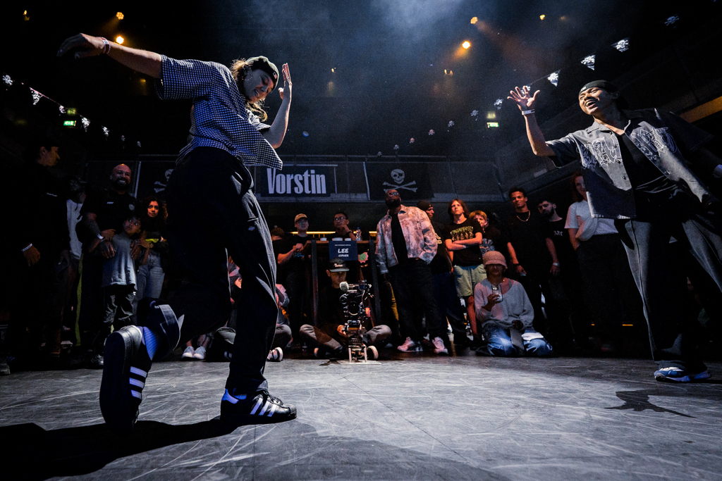 Foto van een battle tussen 2 dansers bij het Summer Sickness festival van Dynamic Arts in Hilversum