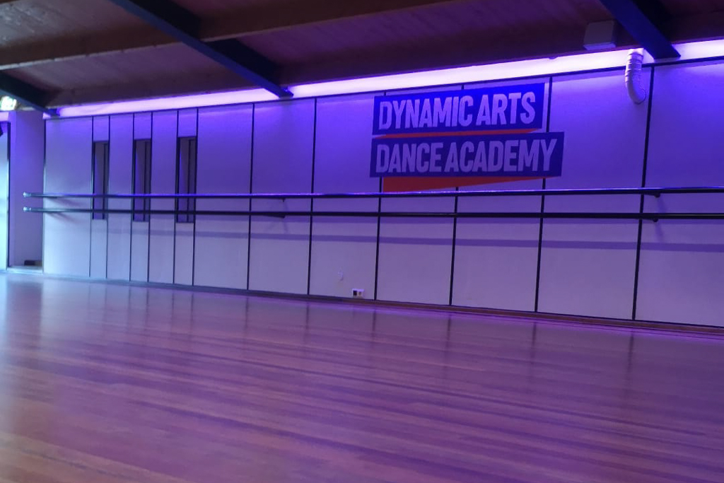 Foto van de danszaal van de Dynamic Arts Dance Academy in Huizen