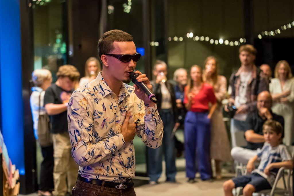Syam Wukong aan het rappen bij Dynamic Arts Night in het Singer Laren
