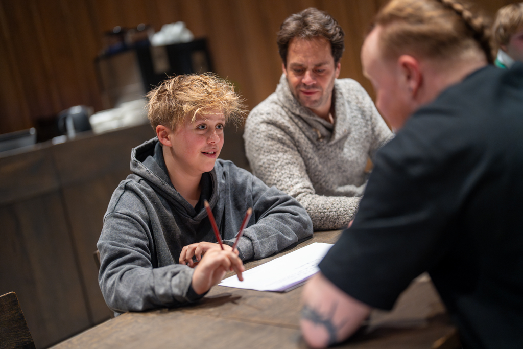Kind en vader krijgen een rap workshop van Dynamic Arts in het Singer Laren