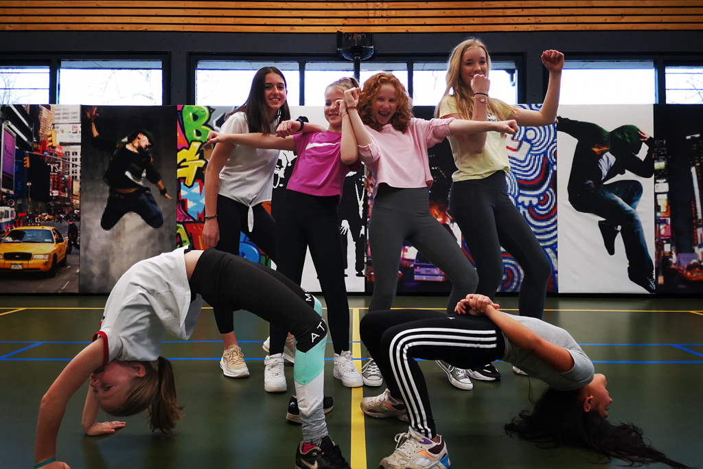 Foto van dansende meiden bij Dynamic Arts in Huizen