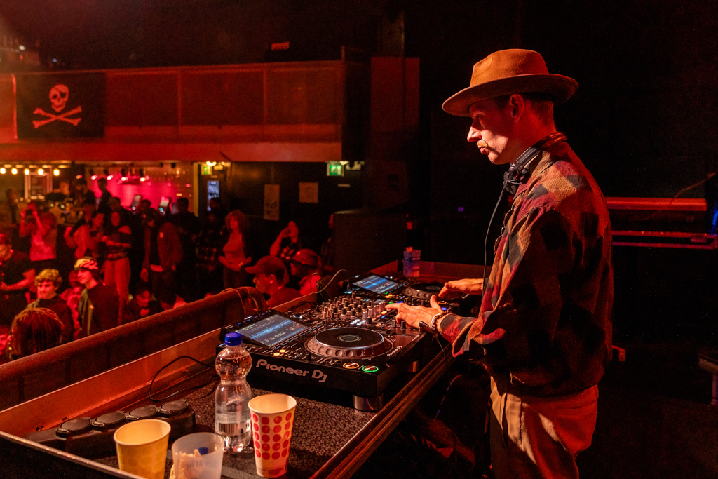 Dj Lucas Benjamin bij het Summer Sickness Festival van Dynamic Arts in de Vorstin Hilversum