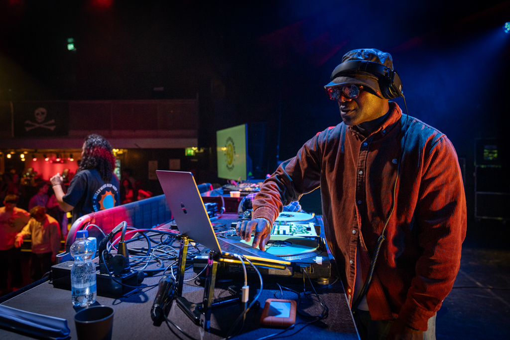 foto van dj cutnice on stage bij het Summer Sickness festival van Dynamic Arts in Hilversum