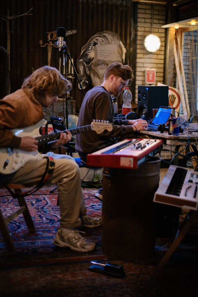 Foto van muzikanten in de studio bij schrijverskamp van  Dynamic Arts
