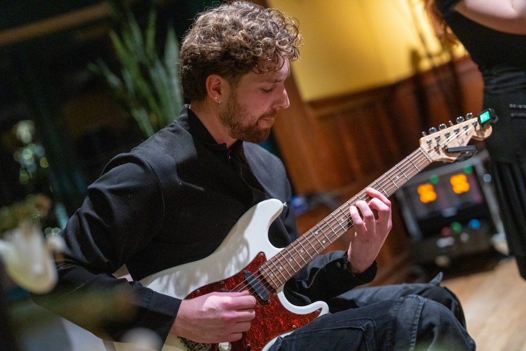 foto van een gitarist on stage bij een optreden van Dynamic Arts in het Singer Laren