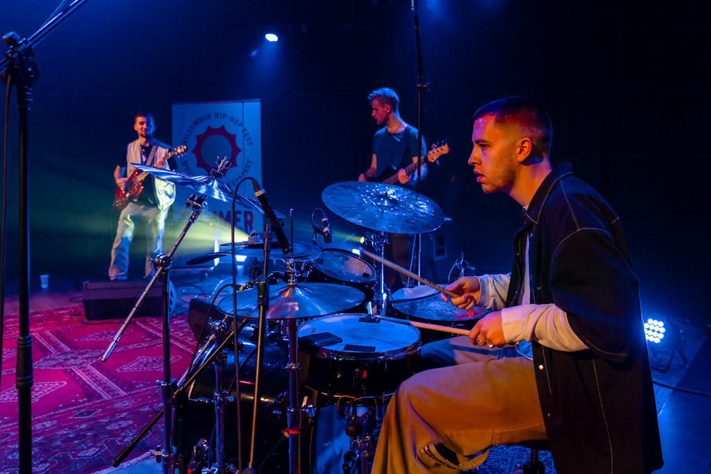 foto van een band on stage bij het Summer Sickness festival van Dynamic Arts in Hilversum