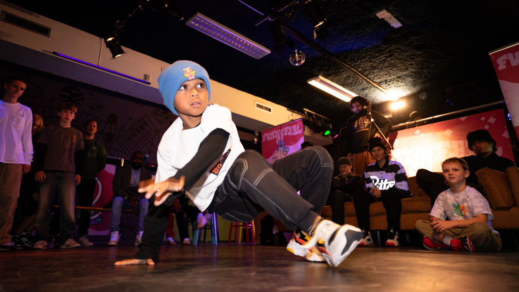 foto van een jonge breaker bij de FunkyFeet battle in jongerencentrum connect in Huizen