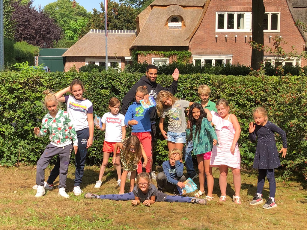 foto van een groep kids die net een workshop hebben gehad vanuit Dynamic Arts