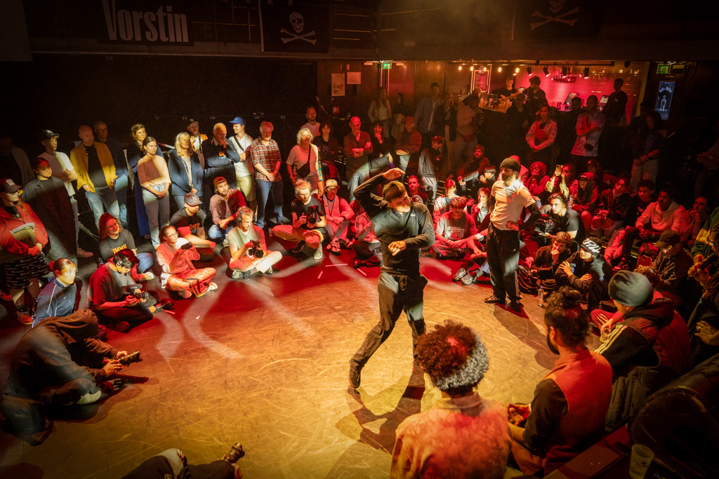 Danser in de Cypher bij de Raw Essence Dance battle bij het Summer Sickness Festival van Dynamic Arts in de Vorstin Hilversum.