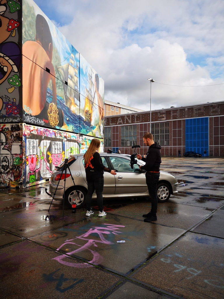 foto van een filmshoot vanuit Dynamic Arts op de NDSM werf in Amsterdam Noord, vol met graffiti
