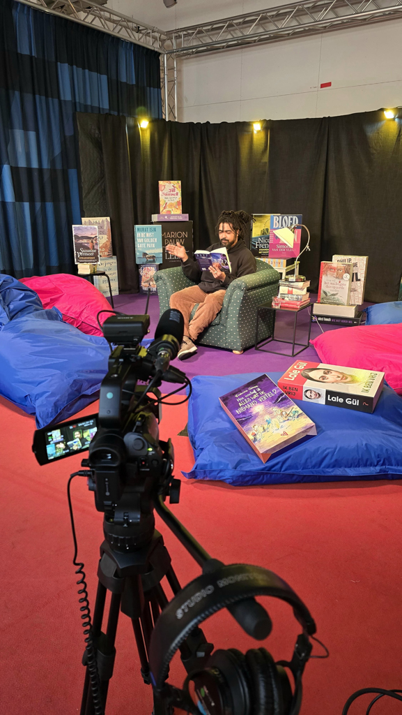 foto van een voorlees film shoot met Dynamic Arts en Gooi Tv
