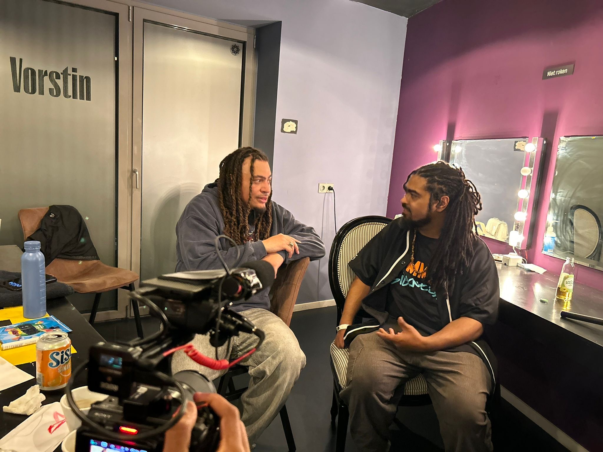 foto van een interview met rapper Fresku, afgenomen vanuit Dynamic Arts