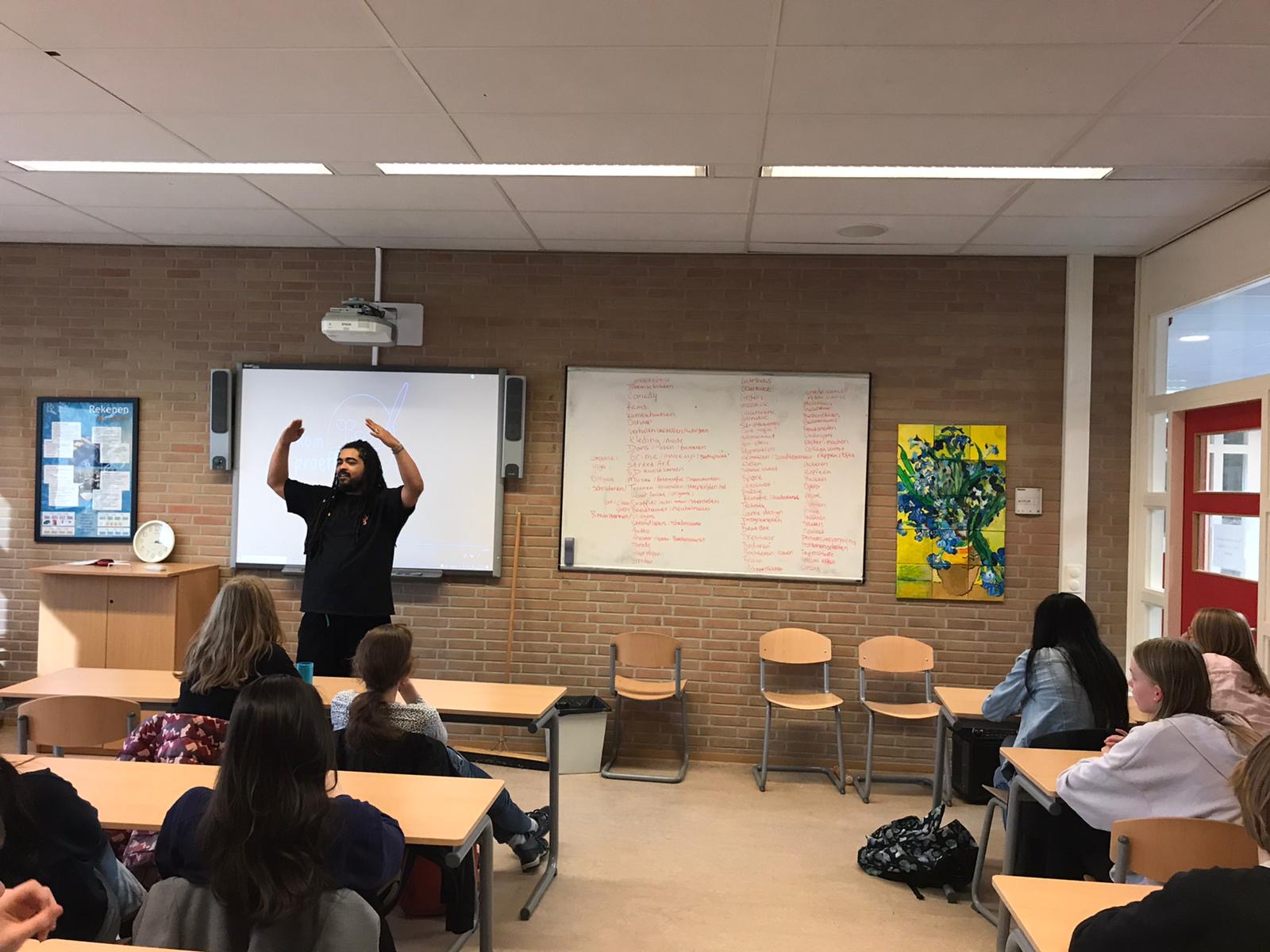 foto van een schoolklas die les krijgt vanuit Dynamic Arts