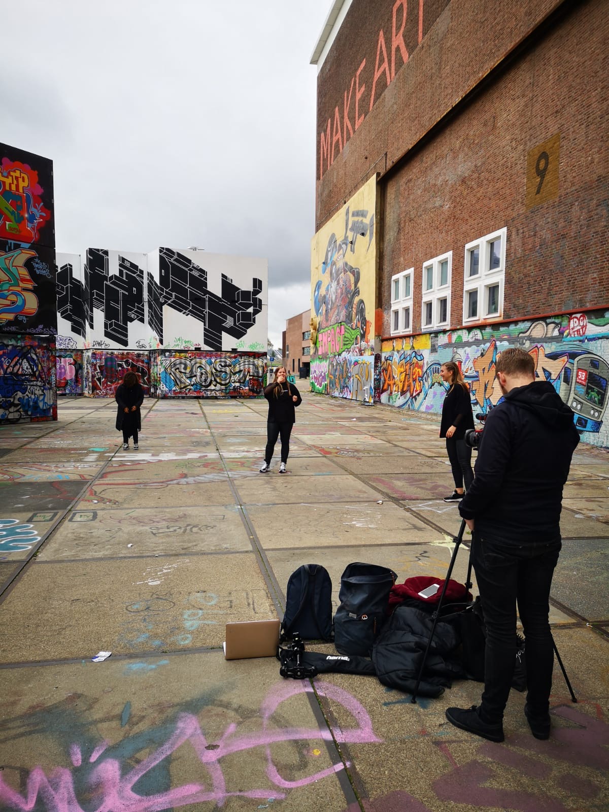 Filmshoot vanuit Dynamic Arts in Amsterdam Noord bij de NDSM werf met graffiti op de achtergrond