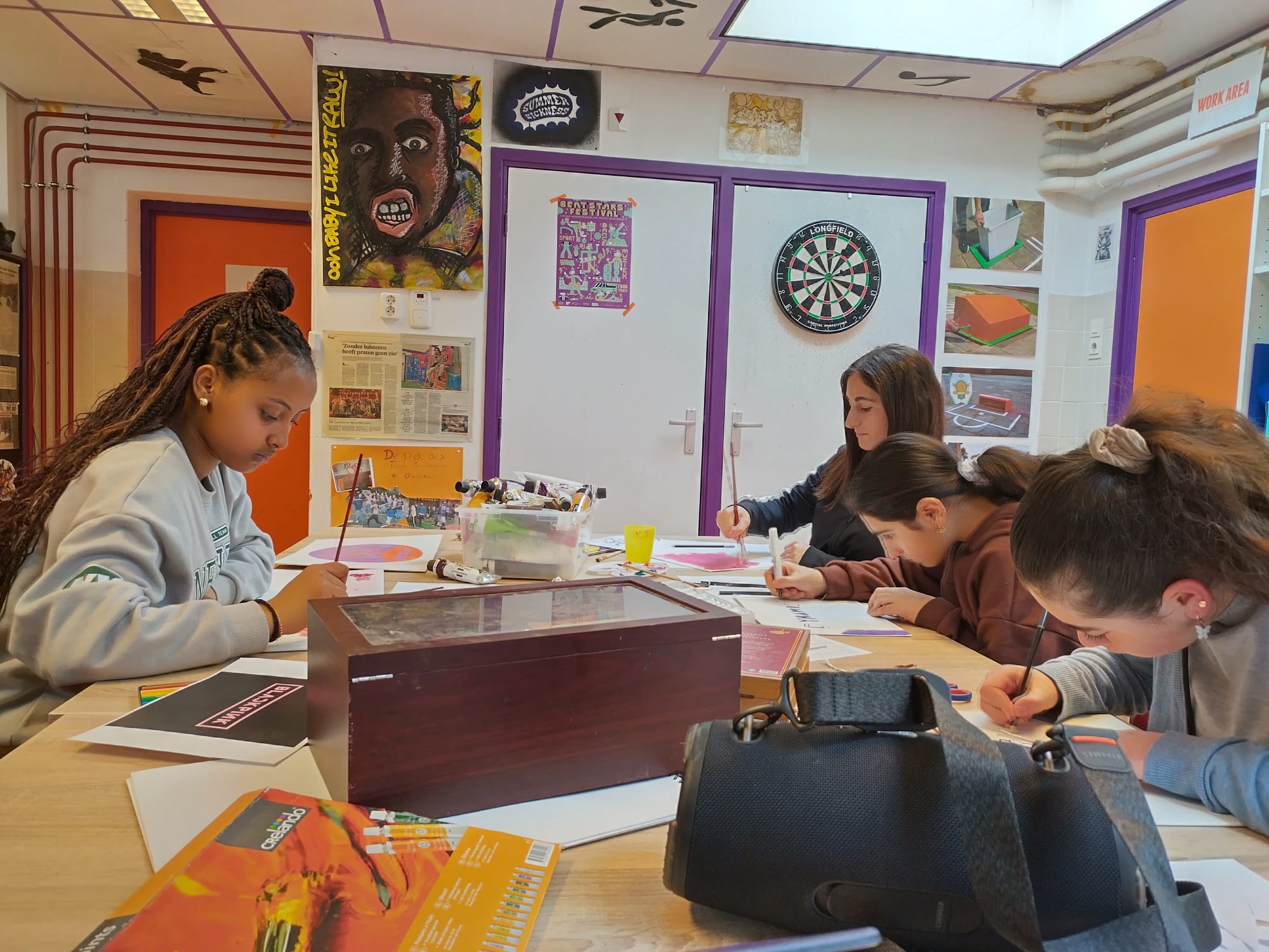 foto van meiden aan het tekenen en schilderen bij Dynamic Arts in Laren