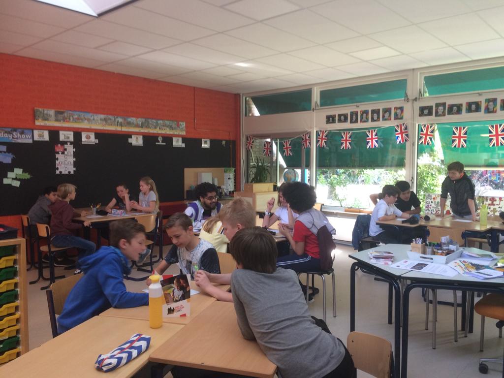 foto van een klas vol jongeren in een school die les krijgen van Dynamic Arts