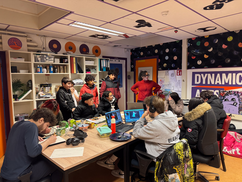 Foto van jongeren in het kantoor van Dynamic Arts in Laren