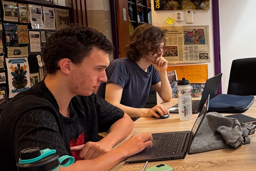 foto van 2 stagiaires gefocust aan het werk op kantoor bij Dynamic Arts in Laren